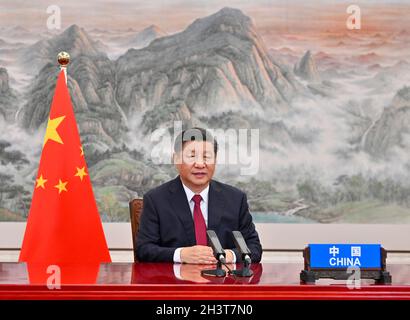 (211030) -- PEKING, 30. Oktober 2021 (Xinhua) -- der chinesische Präsident Xi Jinping spricht über Video-Link zur ersten Sitzung des 16. Gipfeltreffens der Gruppe der 20 (G20) in Peking, der Hauptstadt Chinas, am 30. Oktober 2021. (Xinhua/Li Xueren) Stockfoto