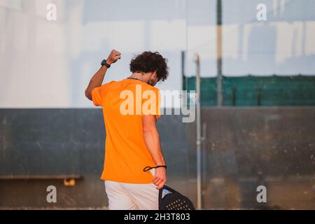 Padel-Spieler jubelte nach dem Gewinn eines Spiels - junger Athlet feiert den Sieg nach gutem Spiel Stockfoto