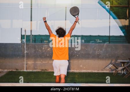 Padel-Spieler jubelte nach dem Gewinn eines Spiels - junger Athlet feiert den Sieg nach gutem Spiel Stockfoto