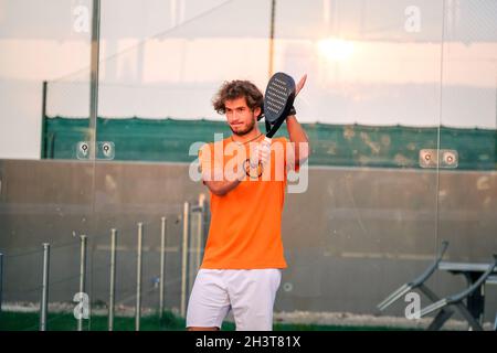 Padel-Spieler jubelte nach dem Gewinn eines Spiels - junger Athlet feiert den Sieg nach gutem Spiel Stockfoto