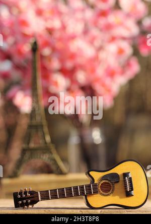 Gitarre mit Eiffelturm im Hintergrund Stockfoto