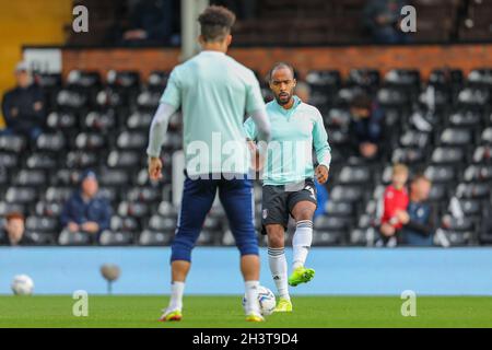 Craven Cottage, Fulham, London, Großbritannien. Oktober 2021. EFL Championship Football, Fulham gegen West Bromwich Albion; Denis Odoi von Fulham beim Aufwärmen. Kredit: Aktion Plus Sport/Alamy Live Nachrichten Stockfoto