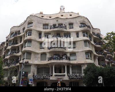 BARCELONA, SPANIEN am 2019. SEPTEMBER: Vor der Casa Mila, La Pedrera in der europäischen Stadt mit bewölktem Himmel an warmen Sommertagen. Stockfoto