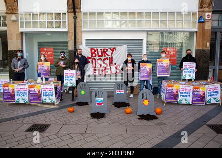 Belfast, Großbritannien. Oktober 2021. Belfast, Großbritannien, Europa. 30 Okt 2021. MLA Gerry Carroll war mit anderen Mitgliedern von People Before Profit (PBP) auf dem Corn Market in Belfast und sammelte Unterschriften für eine Petition zur Reduzierung der Gewinnung fossiler Brennstoffe vor der Klimakonferenz der COP26 in Glasgow. Kredit: Bonzo/Alamy Live Nachrichten Stockfoto