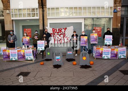 Belfast, Großbritannien. Oktober 2021. Belfast, Großbritannien, Europa. 30 Okt 2021. MLA Gerry Carroll war mit anderen Mitgliedern von People Before Profit (PBP) auf dem Corn Market in Belfast und sammelte Unterschriften für eine Petition zur Reduzierung der Gewinnung fossiler Brennstoffe vor der Klimakonferenz der COP26 in Glasgow. Kredit: Bonzo/Alamy Live Nachrichten Stockfoto