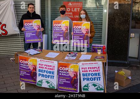 Belfast, Großbritannien. Oktober 2021. Belfast, Großbritannien, Europa. 30 Okt 2021. MLA Gerry Carroll war mit anderen Mitgliedern von People Before Profit (PBP) auf dem Corn Market in Belfast und sammelte Unterschriften für eine Petition zur Reduzierung der Gewinnung fossiler Brennstoffe vor der Klimakonferenz der COP26 in Glasgow. Kredit: Bonzo/Alamy Live Nachrichten Stockfoto