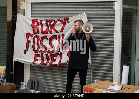 Belfast, Großbritannien. Oktober 2021. Belfast, Großbritannien, Europa. 30 Okt 2021. MLA Gerry Carroll war mit anderen Mitgliedern von People Before Profit (PBP) auf dem Corn Market in Belfast und sammelte Unterschriften für eine Petition zur Reduzierung der Gewinnung fossiler Brennstoffe vor der Klimakonferenz der COP26 in Glasgow. Kredit: Bonzo/Alamy Live Nachrichten Stockfoto