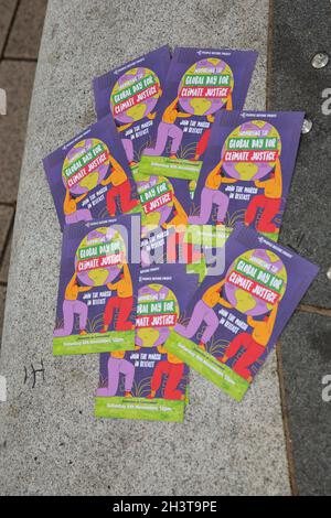 Belfast, Großbritannien. Oktober 2021. Belfast, Großbritannien, Europa. 30 Okt 2021. MLA Gerry Carroll war mit anderen Mitgliedern von People Before Profit (PBP) auf dem Corn Market in Belfast und sammelte Unterschriften für eine Petition zur Reduzierung der Gewinnung fossiler Brennstoffe vor der Klimakonferenz der COP26 in Glasgow. Kredit: Bonzo/Alamy Live Nachrichten Stockfoto