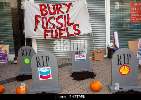 Belfast, Großbritannien. Oktober 2021. Belfast, Großbritannien, Europa. 30 Okt 2021. MLA Gerry Carroll war mit anderen Mitgliedern von People Before Profit (PBP) auf dem Corn Market in Belfast und sammelte Unterschriften für eine Petition zur Reduzierung der Gewinnung fossiler Brennstoffe vor der Klimakonferenz der COP26 in Glasgow. Kredit: Bonzo/Alamy Live Nachrichten Stockfoto