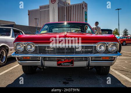 Reno, NV - 4. August 2021: 1965 Chevrolet Impala Coupe auf einer lokalen Automobilmesse. Stockfoto