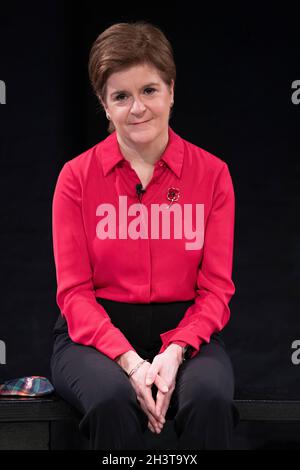 Erste Ministerin Nicola Sturgeon bei einer besonderen feierlichen Versammlung, bei der der Führer der Mapuche und die indigenen Delegierten der Minga Indigena in der Tramway in Glasgow als symbolische Geste eine einheitliche Forderung nach Klimagerechtigkeit begrüssen wurden. Bilddatum: Samstag, 30. Oktober 2021. Stockfoto