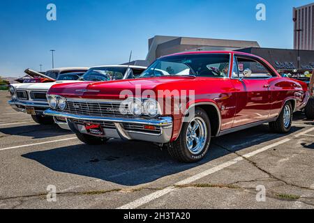 Reno, NV - 4. August 2021: 1965 Chevrolet Impala Coupe auf einer lokalen Automobilmesse. Stockfoto