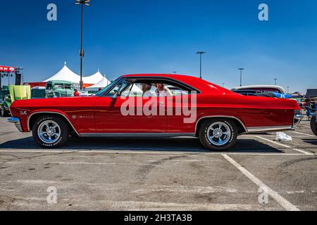 Reno, NV - 4. August 2021: 1965 Chevrolet Impala Coupe auf einer lokalen Automobilmesse. Stockfoto