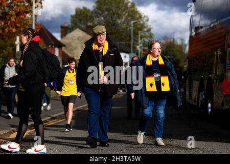 Watford, Großbritannien. Oktober 2021. 30. Oktober 2021; Vicarage Road, Watford, Herts, England; Premier League Football, Watford gegen Southampton; Watford-Fans kommen im Vicarage Road Stadium an Credit: Action Plus Sports Images/Alamy Live News Stockfoto