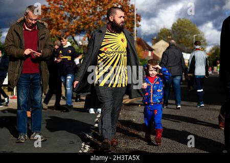 Watford, Großbritannien. Oktober 2021. 30. Oktober 2021; Vicarage Road, Watford, Herts, England; Premier League Football, Watford gegen Southampton; Watford-Fans kommen im Vicarage Road Stadium an Credit: Action Plus Sports Images/Alamy Live News Stockfoto