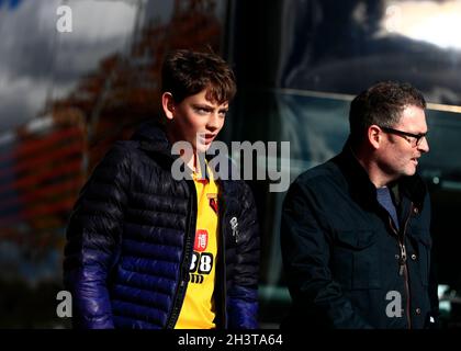 Watford, Großbritannien. Oktober 2021. 30. Oktober 2021; Vicarage Road, Watford, Herts, England; Premier League Football, Watford gegen Southampton; Watford-Fans kommen im Vicarage Road Stadium an Credit: Action Plus Sports Images/Alamy Live News Stockfoto