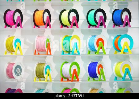 Bunte helle breite Panorama-Reihe Spule 3d-Drucker pla abs Filament Kunststoff-Material isoliert Stockfoto
