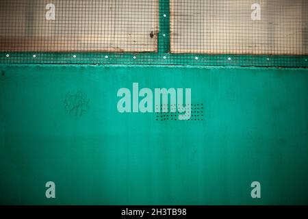 Details des Taubenraumes. Die Wand des Kindergartens für Vögel. Ein Teil des Gebäudes besteht aus Metall und Mesh. Stockfoto