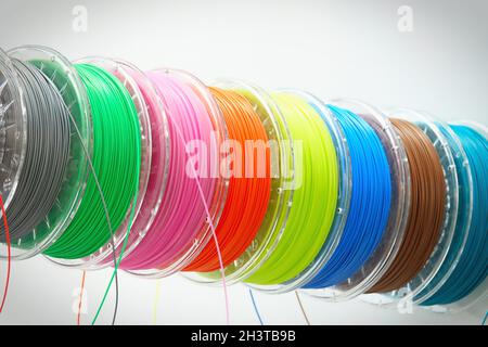 Bunte helle breite Panorama-Reihe Spule 3d-Drucker pla abs Filament Kunststoff-Material isoliert Stockfoto