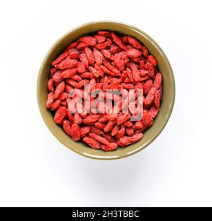 Goji Beeren in einer Schüssel auf weißem Hintergrund Stockfoto