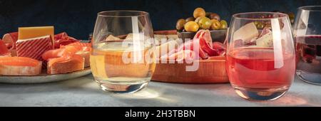 Italienische Antipasti oder spanische Tapas-Panorama mit Wein Stockfoto