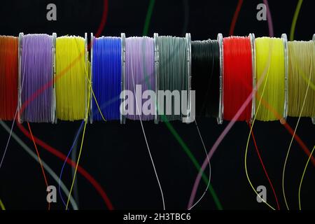 Bunte helle breite Panorama-Reihe Spule 3d-Drucker pla abs Filament Kunststoff-Material isoliert Stockfoto