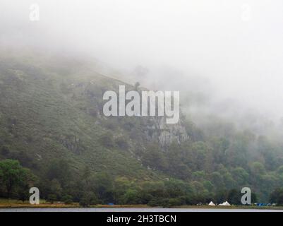 Niedrig liegender Nebel rund um Llyn Gwynant im Gwynant Valley, Snowdonia National Park, Wales, Großbritannien Stockfoto