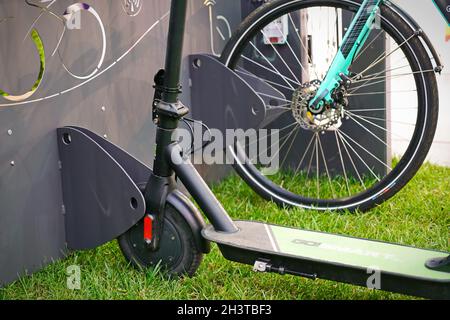 Parkmöglichkeiten für Elektroroller und Fahrräder in Smart Cities. Rimini, Italien - Oktober 2021 Stockfoto