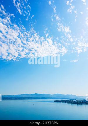 Idyllische Schweizer Landschaft, Blick auf den Zürichsee in Wollerau, Kanton Schwyz in der Schweiz, Zürichsee, Berge, blaues Wasser, Himmel Stockfoto