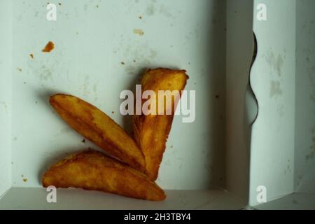 Fettkartoffeln in einem Karton. Fast Food. Leckere Kartoffeln auf dem Land. Stockfoto