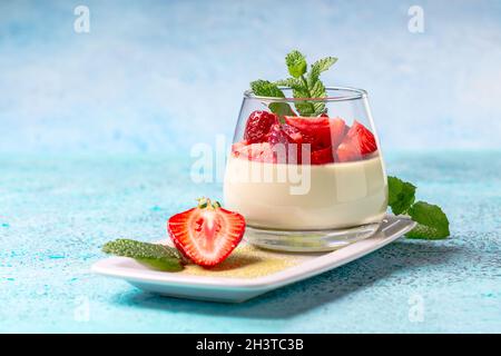 Vegetarische Panna Cotta mit Matcha-Tee und Erdbeeren. Stockfoto