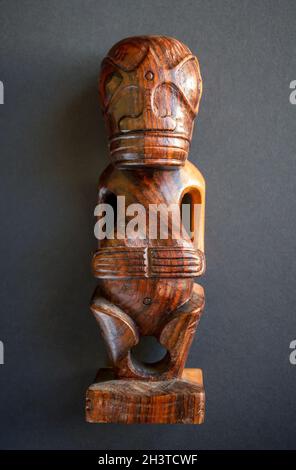 Traditioneller polynesischer Tiki aus Holz von den Marquesas-Inseln Stockfoto