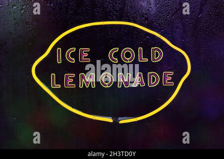 Eiskalter Limonade Gelber Neon im Regenfenster Stockfoto
