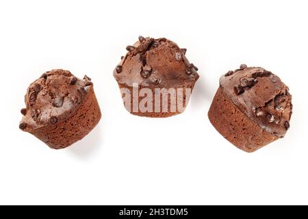Ein Foto über dem Kopf von drei Schokoladenmuffins, von oben auf Weiß geschossen Stockfoto