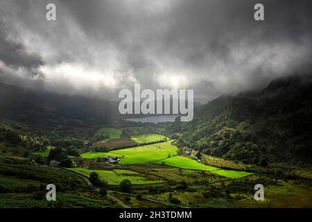 Dramatic Light in Nant Gwynant, Snowdonia National Park, Wales, Großbritannien Stockfoto