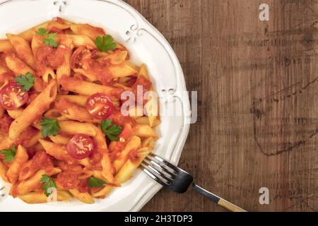 Penne Pasta closeup mit Tomatensauce und Platz für Text Stockfoto