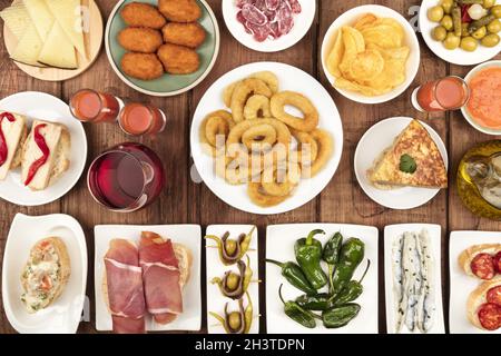 Das Essen von Spanien. Overhead Foto von vielen verschiedenen spanischen Tapas Stockfoto