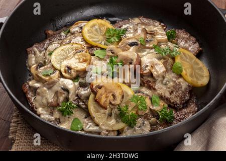 Ein Nahaufnahme Foto von Scallopine di vitello, Kalbfleisch Scallopini, ein traditionelles italienisches Gericht Stockfoto