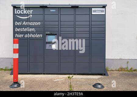 Amazon locker Abholstation mit Schließfächern für Pakete des Versandunternehmens Amazon in Deutschland Stockfoto