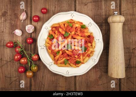 Overhead Foto von Penne Nudeln mit Tomatensoße und Zutaten mit Kopie Raum Stockfoto