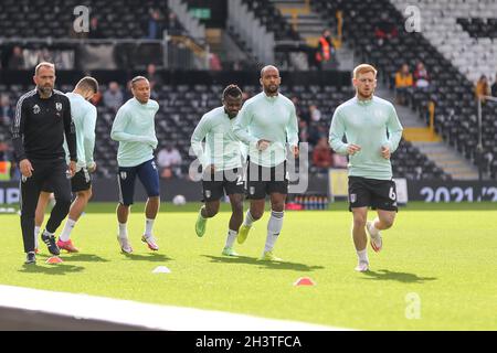 LONDON, GROSSBRITANNIEN. 30. OKTOBER Fulham wärmt sich während des Sky Bet Championship-Spiels zwischen Fulham und West Bromwich Albion am Samstag, 30. Oktober 2021, im Craven Cottage, London auf. (Kredit: Tom West | MI News) Kredit: MI Nachrichten & Sport /Alamy Live News Stockfoto