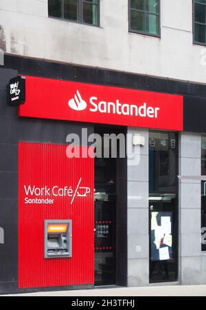 Filiale einer bank und eines Arbeitscafés in santander in der Parkreihe im Stadtzentrum von leeds Stockfoto