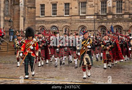 Edinburgh, Großbritannien. Oktober 2021. Dieses Jahr jährt sich zum 250. Mal die Geburt von Sir Walter Scott am 30. Oktober 2021 fand in der St. Giles Cathedral die Feier von Sir Walter Scott statt. Der marsch wurde von den kombinierten Rohren und Trommeln, der Ehrenwache und den berittenen Truppen der schottischen und nordirischen Yeomanry und der Royal Scots Dragoon Guards angeführt. Sir Walter war Quartermaster und dann Sekretär des Edinburgh Volunteer Light Dragoon, später und Royal Mid-Lothian Yeomanry, Vorläufer des E (Lothians and Borders Yeomanry) Squadron. Quelle: Arch White/Alamy Live News. Quelle: Arch White/Alamy Live News Stockfoto