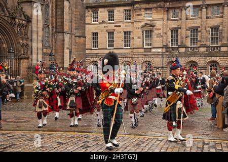 Edinburgh, Großbritannien. Oktober 2021. Dieses Jahr jährt sich zum 250. Mal die Geburt von Sir Walter Scott am 30. Oktober 2021 fand in der St. Giles Cathedral die Feier von Sir Walter Scott statt. Der marsch wurde von den kombinierten Rohren und Trommeln, der Ehrenwache und den berittenen Truppen der schottischen und nordirischen Yeomanry und der Royal Scots Dragoon Guards angeführt. Sir Walter war Quartermaster und dann Sekretär des Edinburgh Volunteer Light Dragoon, später und Royal Mid-Lothian Yeomanry, Vorläufer des E (Lothians and Borders Yeomanry) Squadron. Quelle: Arch White/Alamy Live News. Quelle: Arch White/Alamy Live News Stockfoto