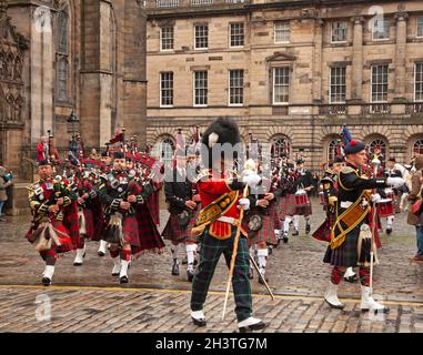 Edinburgh, Großbritannien. Oktober 2021. Dieses Jahr jährt sich zum 250. Mal die Geburt von Sir Walter Scott am 30. Oktober 2021 fand in der St. Giles Cathedral die Feier von Sir Walter Scott statt. Der marsch wurde von den kombinierten Rohren und Trommeln, der Ehrenwache und den berittenen Truppen der schottischen und nordirischen Yeomanry und der Royal Scots Dragoon Guards angeführt. Sir Walter war Quartermaster und dann Sekretär des Edinburgh Volunteer Light Dragoon, später und Royal Mid-Lothian Yeomanry, Vorläufer des E (Lothians and Borders Yeomanry) Squadron. Quelle: Arch White/Alamy Live News. Quelle: Arch White/Alamy Live News Stockfoto