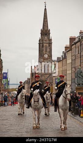 Edinburgh, Großbritannien. Oktober 2021. Dieses Jahr jährt sich zum 250. Mal die Geburt von Sir Walter Scott am 30. Oktober 2021 fand in der St. Giles Cathedral die Feier von Sir Walter Scott statt. Der marsch wurde von den kombinierten Rohren und Trommeln, der Ehrenwache und den berittenen Truppen der schottischen und nordirischen Yeomanry und der Royal Scots Dragoon Guards angeführt. Sir Walter war Quartermaster und dann Sekretär des Edinburgh Volunteer Light Dragoon, später und Royal Mid-Lothian Yeomanry, Vorläufer des E (Lothians and Borders Yeomanry) Squadron. Quelle: Arch White/Alamy Live News. Quelle: Arch White/Alamy Live News Stockfoto