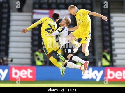 Blackburn Rovers' Tayo Edun (links) und Blackburn Rovers' Jan Paul van Hecke (rechts) kämpfen während des Sky Bet Championship-Spiels im Pride Park, Derby, um den Ball mit Kamil Jozwiak von Derby County. Bilddatum: Samstag, 30. Oktober 2021. Stockfoto