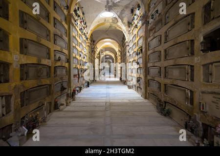 Korridor mit alten Gräbern - Anfang 1800 - befindet sich in Genua Friedhof - Italien Stockfoto