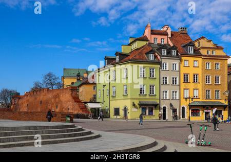 Warschau/Polen - 27. Februar 2019: Castle Square und historische Gebäude in der Altstadt Stockfoto