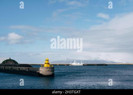 Ein großer gelber Leuchtturm in Island, Reykjavik. Stockfoto